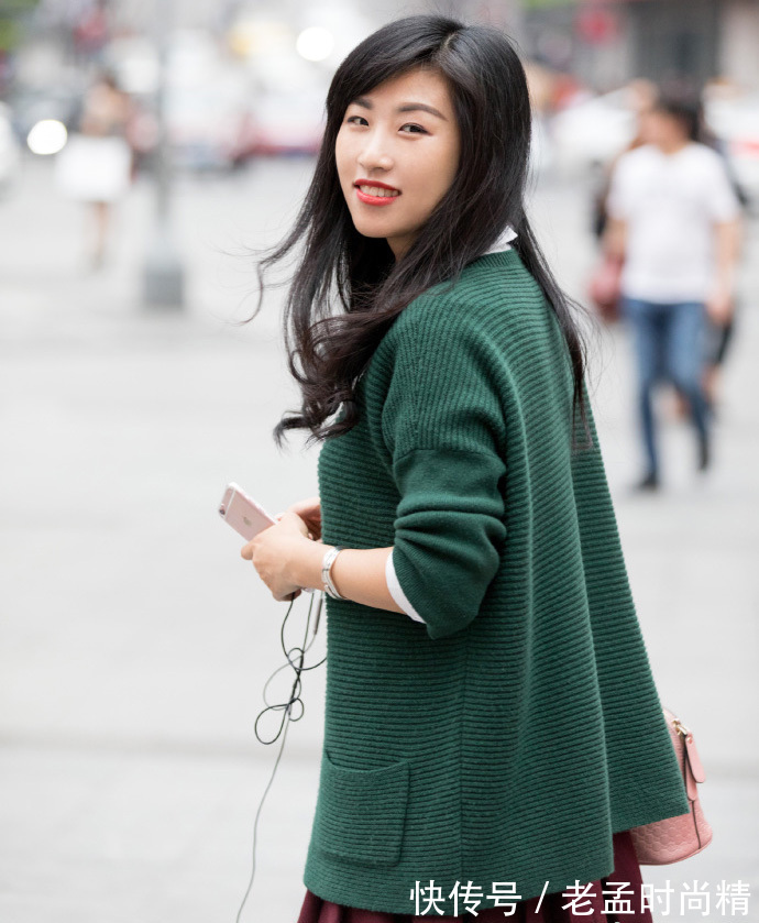 牛仔裤 重庆街拍,露脐装毛衫搭配牛仔裤,简约有型又有范!