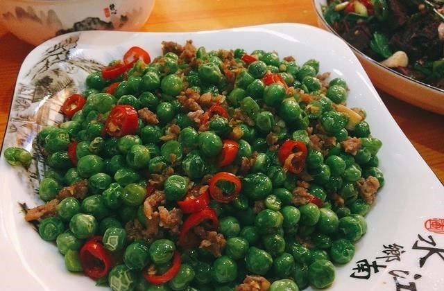 舅舅80大寿，媳妇做了12个菜，晒到朋友圈火了，网友：不比饭店差