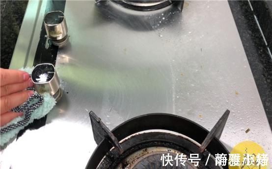 把牙膏和白醋放在一起，作用真厉害了，很多人一直不懂，快看一看