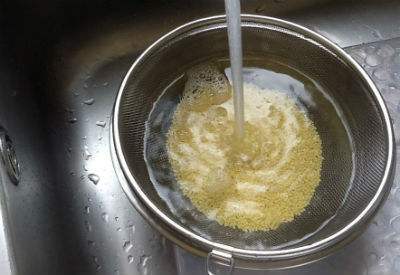 熬小米粥时,用开水还是用冷水很多人弄错,难怪不香黏,米油少