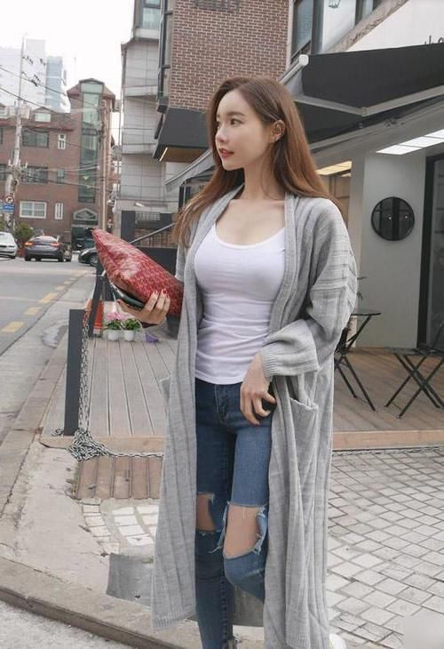 白色 女生白色T恤迷人眼,破洞牛仔裤我欣赏不了,气质十足!