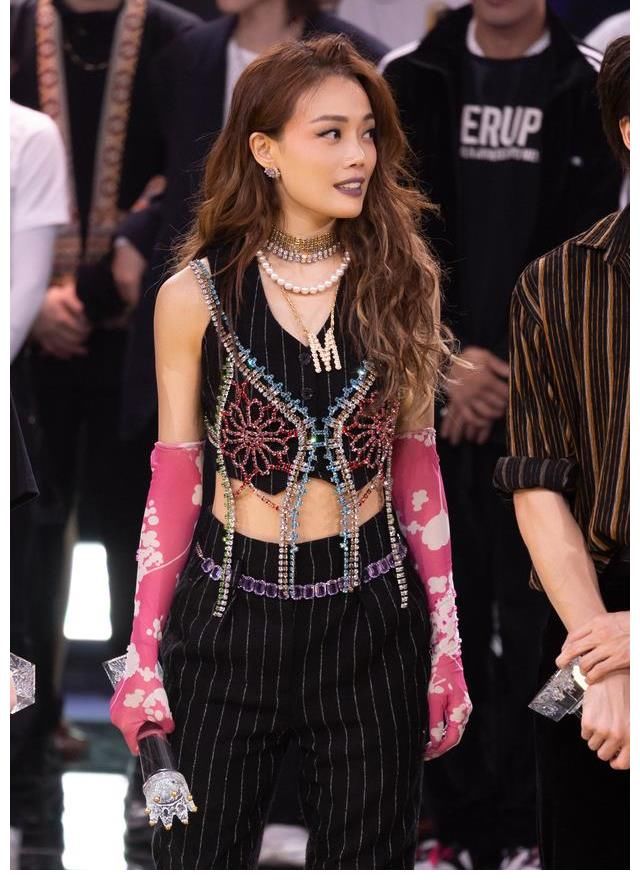 青銅|《蒙面舞王》倔強(qiáng)青銅驚喜揭面 容祖兒獲贊“最美舞者”