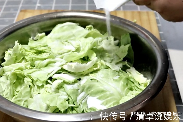 包菜最好吃的做法,简单美味又营养,香辣开胃,越吃越想吃