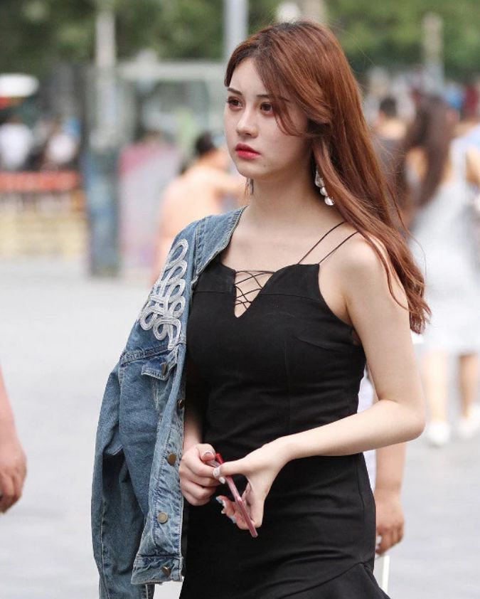 美女|长发美女身穿露肩装配阔腿裤,非常的显气质,真是漂亮极了