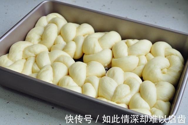 老式面包，放三天还香浓柔软，手撕着吃，配方很贵，适合家庭做