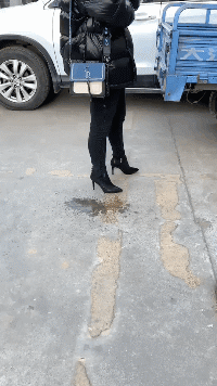 |搞笑GIF段子:妹子出来遛狗,拉都拉不住