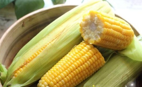煮玉米，别只会用清水煮！学会这3个窍门，玉米软嫩清甜特好吃！
