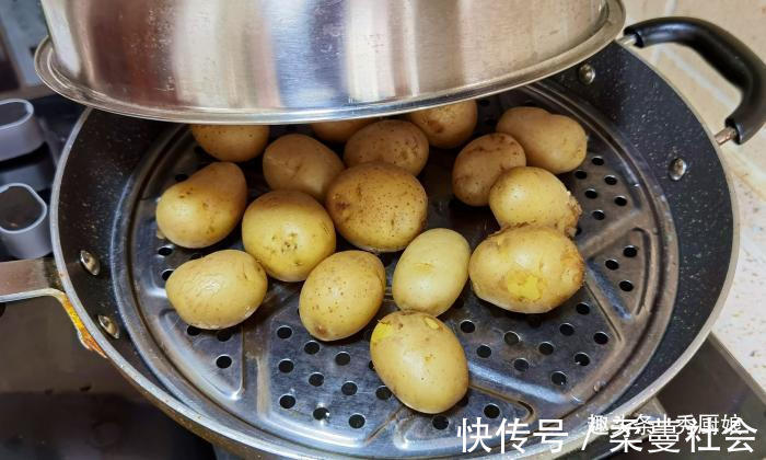 小土豆|这食材价格不贵,营养却很全面,简单一蒸一煎,当菜又当饭,真香