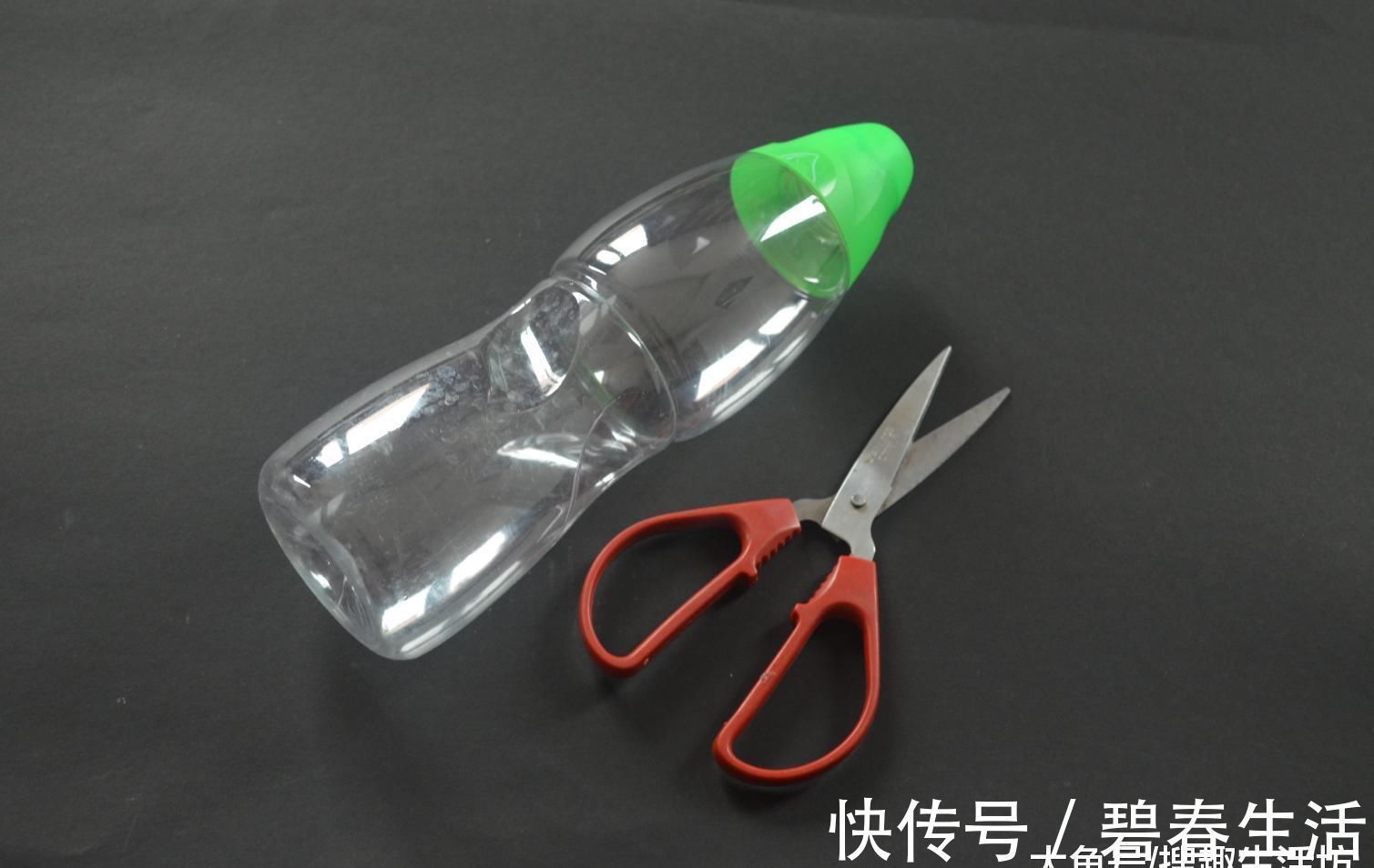 塑料瓶别再丢了, 剪几刀, 放在厨房有大用处, 家家户户都用得到