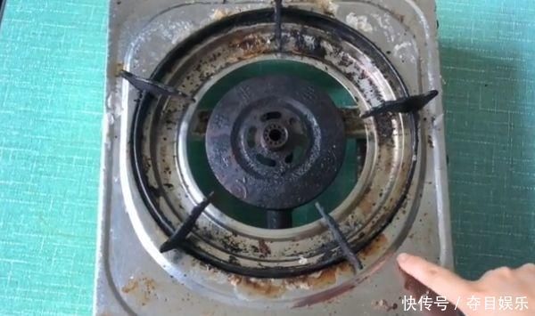 再脏的灶台,只用一根香蕉,立马就能洁净如新,方法太实用了