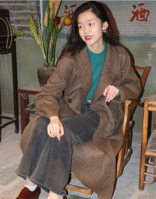 牛角扣|棕色大衣穿腻了?建议尝试叠穿法则,让你美得不一样,高级又洋气