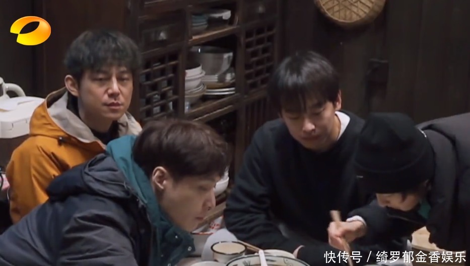 自律|这才叫自律！面对美食，彭昱畅吃了4碗半米饭，张艺兴半碗！