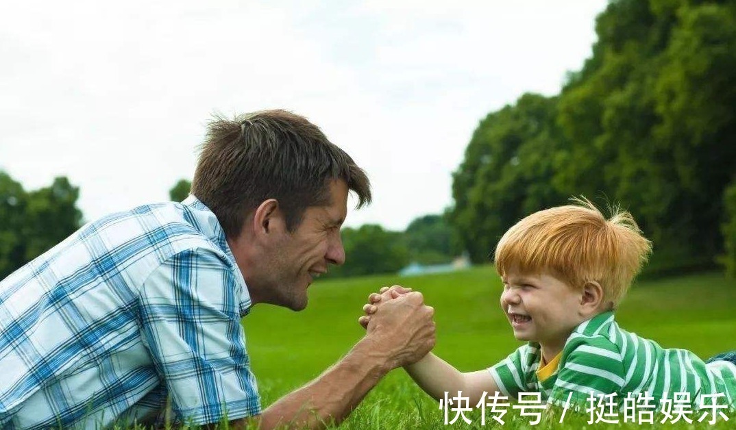 爸爸|高颜值长腿爸爸,遛娃照一夜走红,网友:妈妈好福气