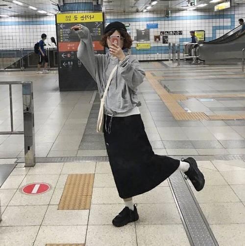 运动鞋|卫衣+裙装好看又温柔，小个子这样穿显可爱，小姐姐尽显甜美范