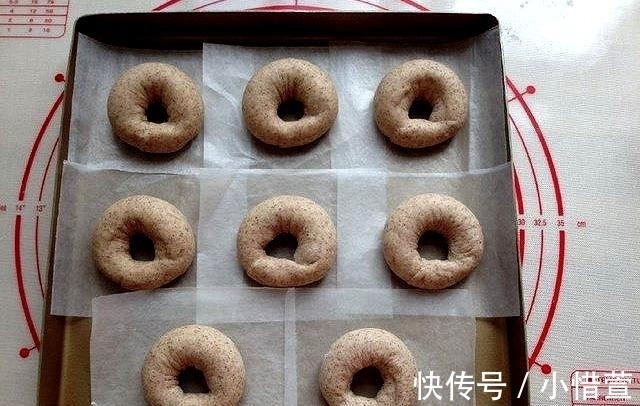 烤盘|教你做款少油少糖的面包，外形可爱像甜甜圈，主要是更健康