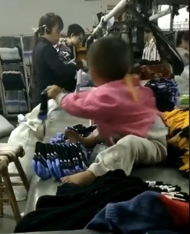 孩子|宝妈带着一岁萌娃打工,萌娃一举动萌翻网友:以后是块读书的料