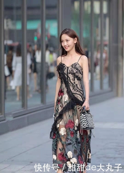 透视|小姐姐,你是来走秀的吗?蕾丝透视花朵裙,穿在身上简直太美了