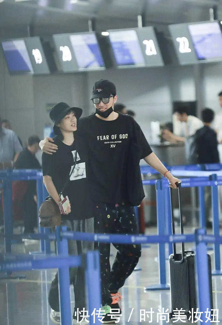 t恤|刘翔二婚妻子气质真好,穿黑色T恤配阔腿裤,素颜也挺美