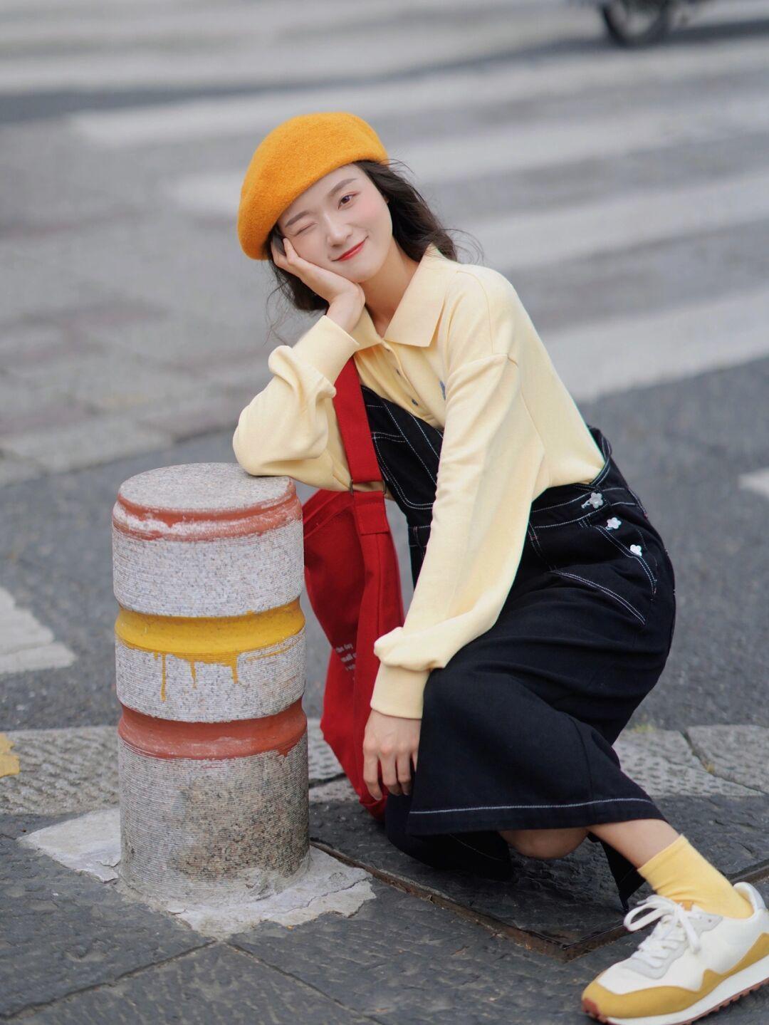 t恤 秋季穿搭指南:背带裙裤不可少,俏皮又元气