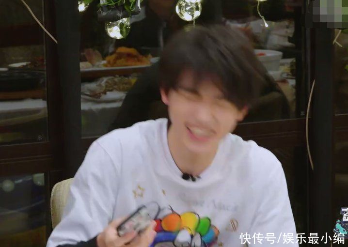 节目|杨紫找宋亚轩要电话号码，镜头扫到他的反应，“萌探”果真没叫错