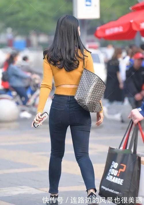 牛仔裤|牛仔裤搭配明黄针织衫，温暖而阳光，营造出明亮少女的感觉