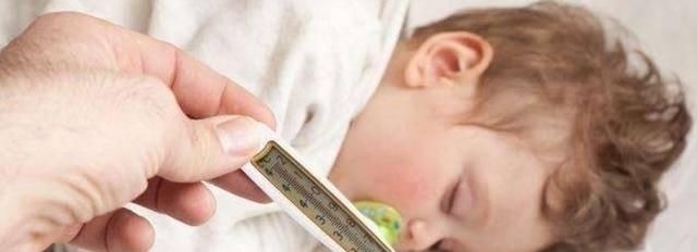 额头|宝宝半夜发烧,该用冷毛巾还是热毛巾敷额头大多数父母都弄反了