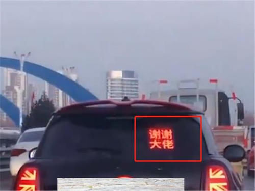 |宝马MINI加塞,驾驶员操作太搞笑,后车:情商够高,这次忍了!