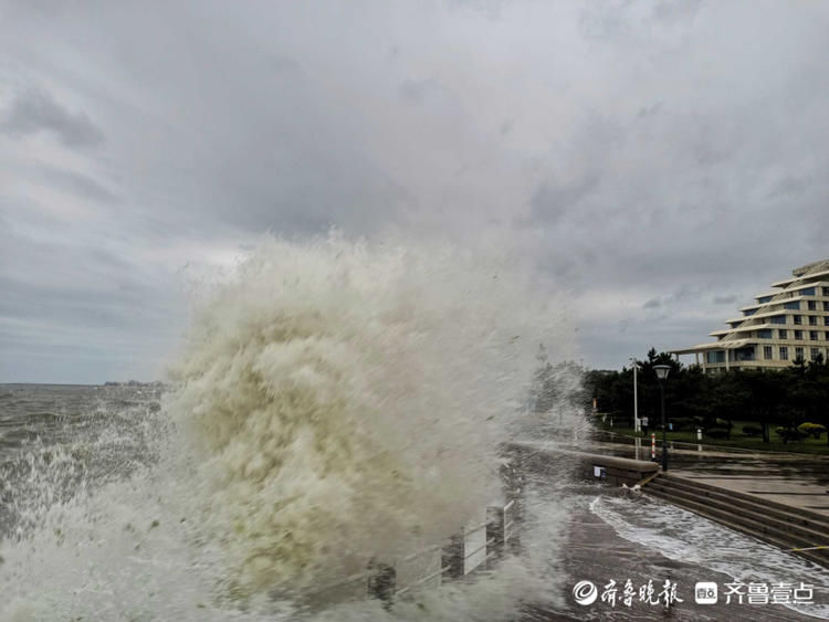 惊涛拍岸！台风＂烟花＂到来前，日照灯塔风景区波涛汹涌|情报站| 壹粉