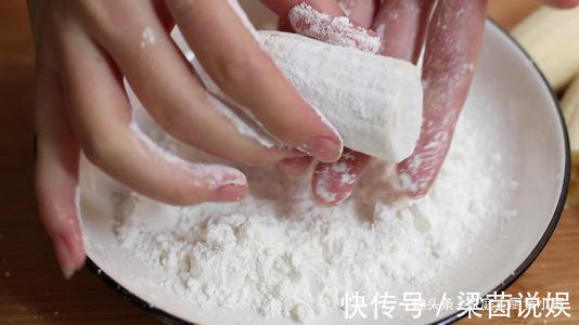 香蕉|70岁奶奶卖炸香蕉，十元一根，一天收入一千多块，生意超红火