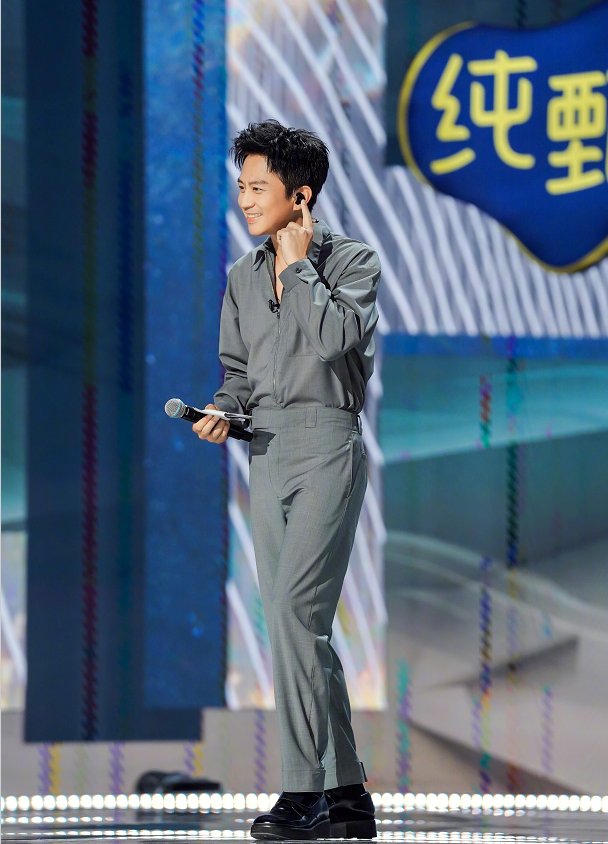 邓超做宣传,喊话粉丝看“孪生兄弟邓起”的舞台,网友:有被帅到