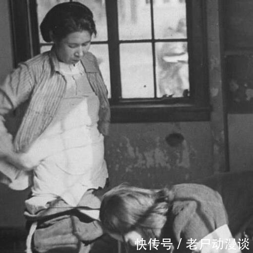 日本|抗战旧照:日本女鬼子密室内脱衣检查,游击队员被捕后视死如归