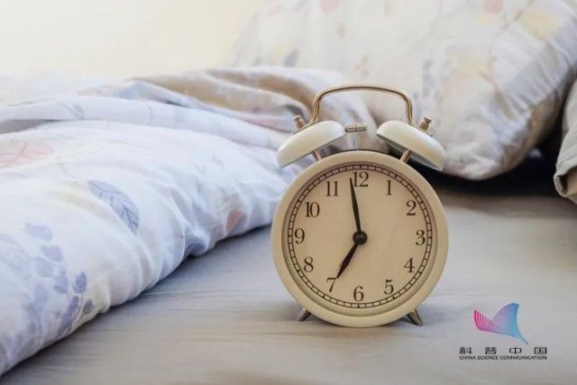 睡眠运动障碍|惊醒！睡觉时突然“一脚踩空”，怎么回事？