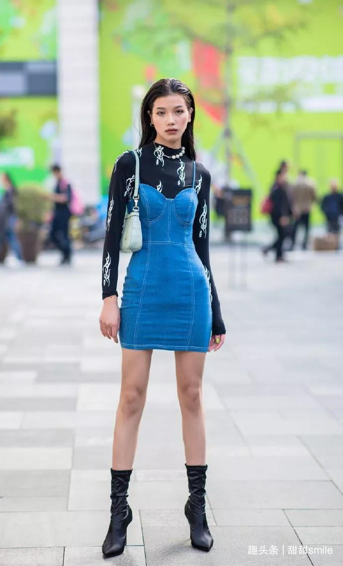 美女牛仔连衣裙搭配一双尖头的高跟靴子,穿起来十分惊艳