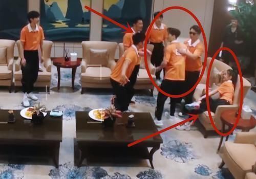 b其他嘉賓到來,baby都是癱在沙發上,只有一位讓她起立,雙標不要太明顯