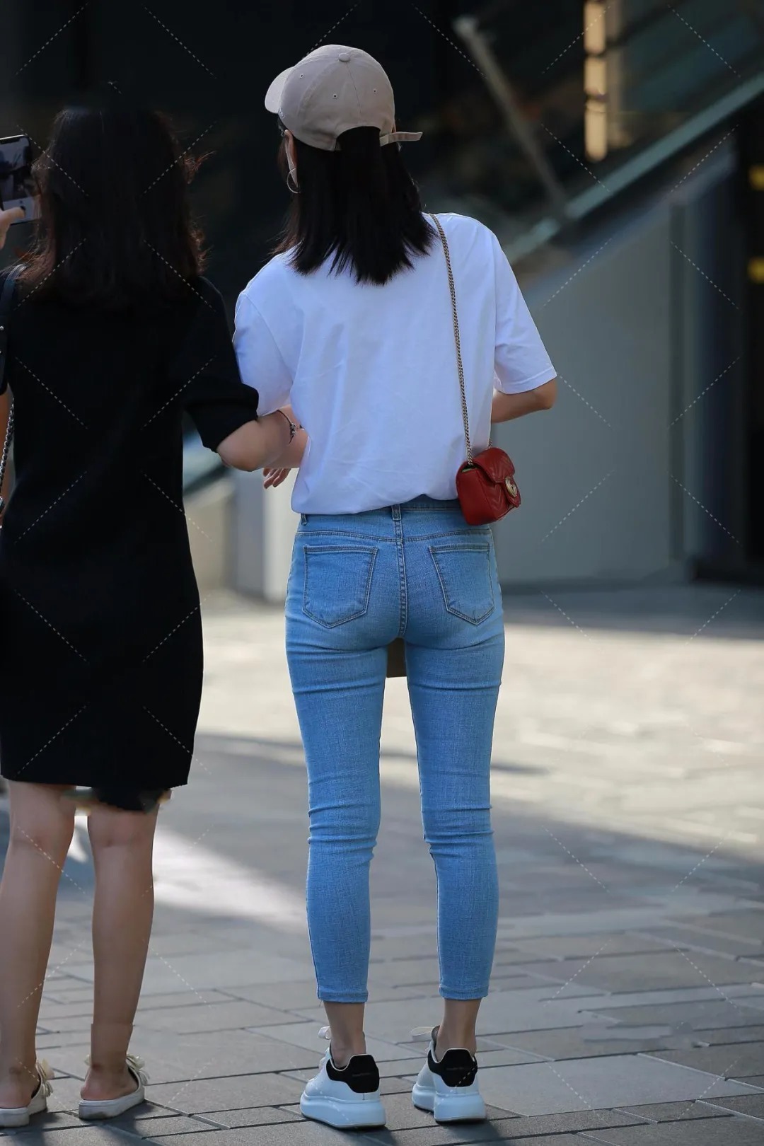 短袖|街拍：短袖搭配牛仔裤，白色和蓝色在一起，能搭配出一种时髦感