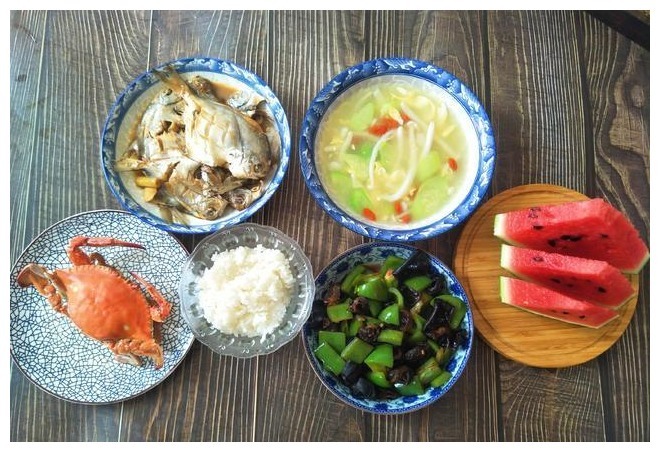 母子二人的午餐，妈妈吃的低脂，宝宝营养，晒到朋友圈，获赞无数