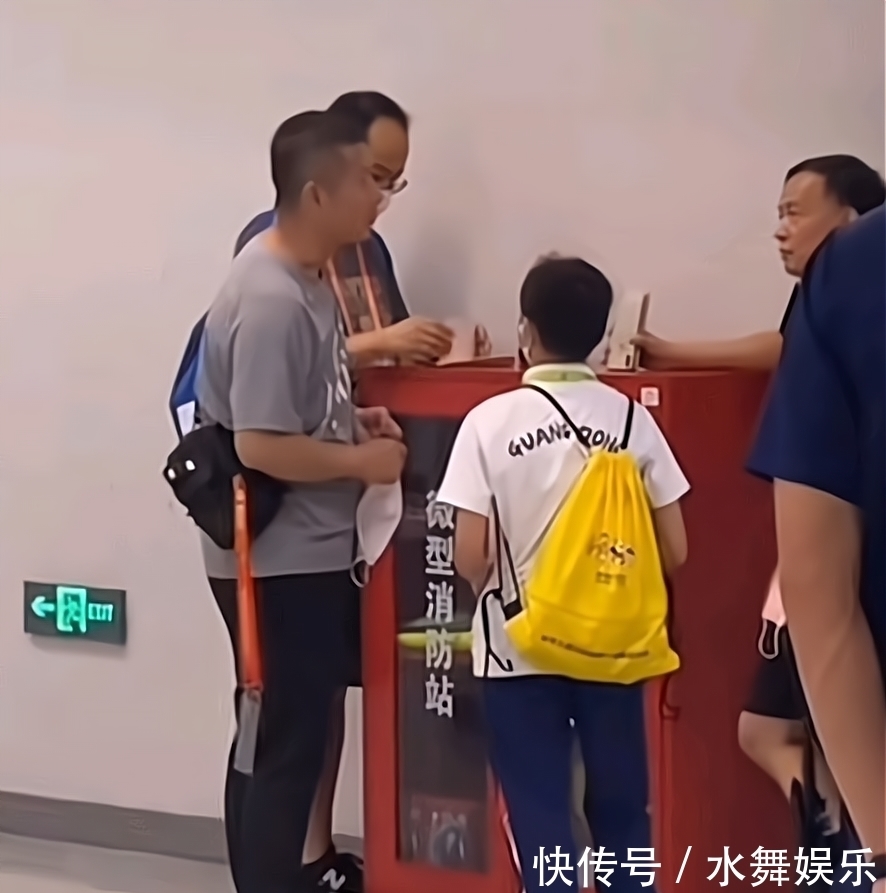 全红婵|教练跟人聊天全红婵一旁听着!红姐听得无聊,背着小黄书包走神了