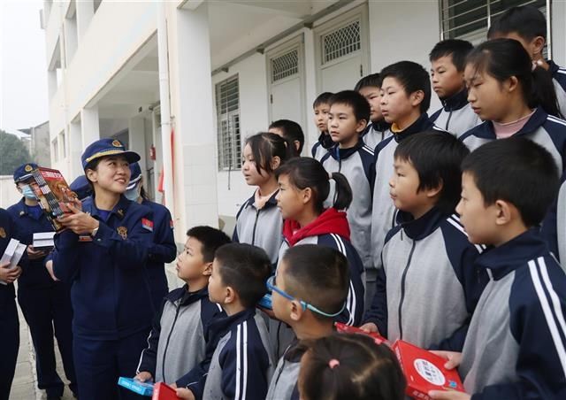 农四小学|孝感“烈火玫瑰”伴留守儿童茁壮成长