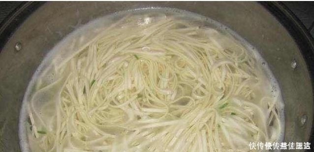煮面条都是直接下锅煮,那怪不得煮的面条不好吃,学学以下做法