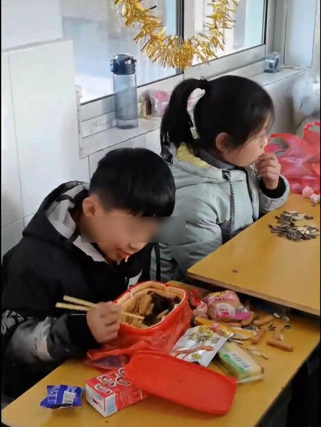 贪吃|全班同学欢庆元旦,贪吃男孩躲角落里吃“火锅”,老师看后不淡定