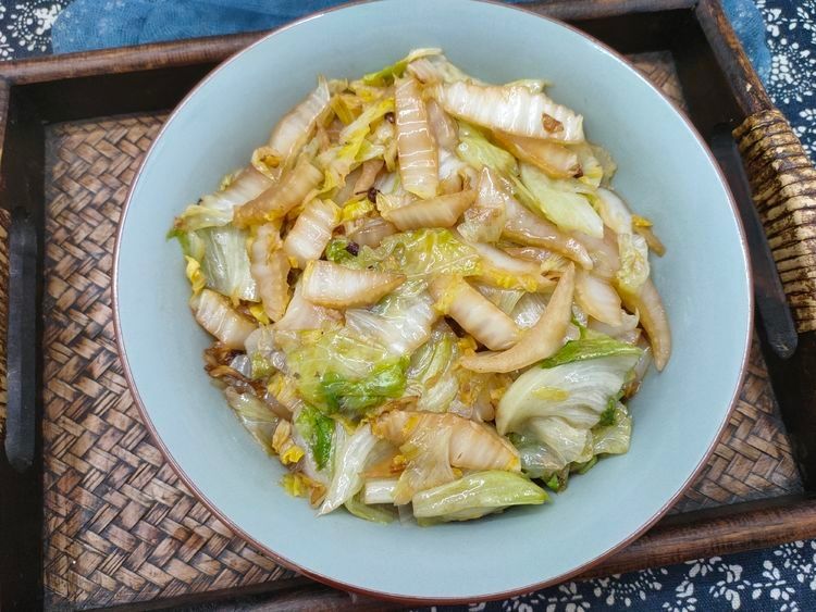 炒白菜帮，多加1样蔬菜一起炒，酸香可口，下饭好吃