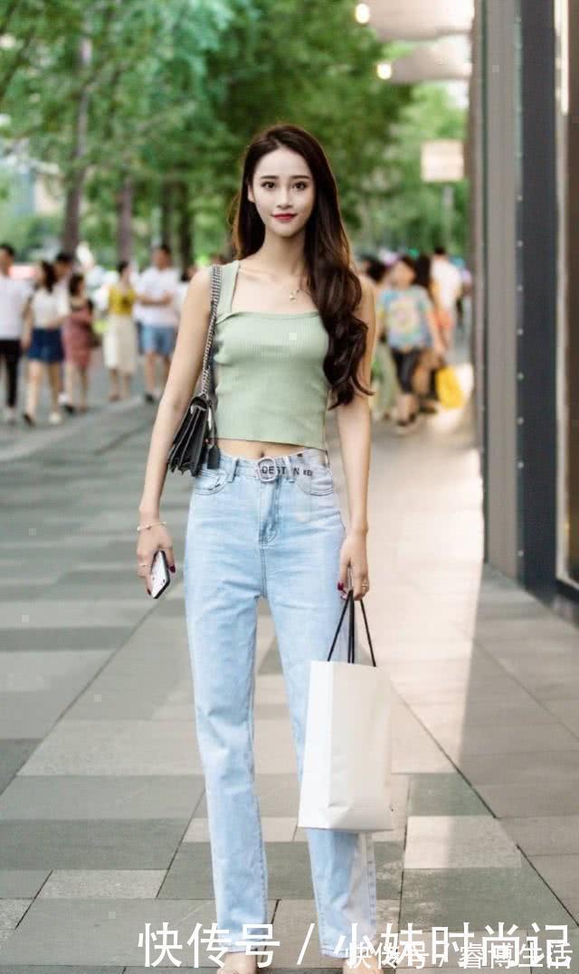 牛仔裤 简单的穿搭也可以很有韵味,所以说气质很重要哦