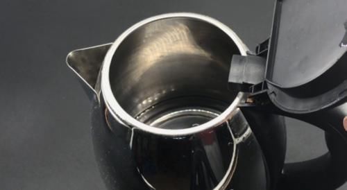 今天才知道,电热水壶上插根牙签,一年省下好几百,真的太聪明了