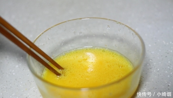 剩米饭只会做蛋炒饭？换个做法，比炒饭简单，吃起来酥香脆