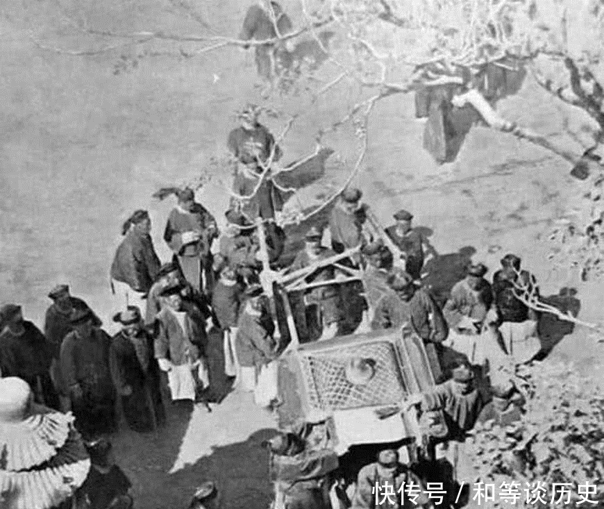 大臣|清朝老照片:图一的大臣下轿好威风,图三学堂的黑板报亮了,现代没人敢画