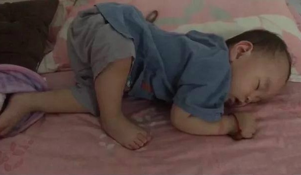 宝宝|宝宝睡觉总是满床滚可能都是父母惹的祸,很多父母都不知道