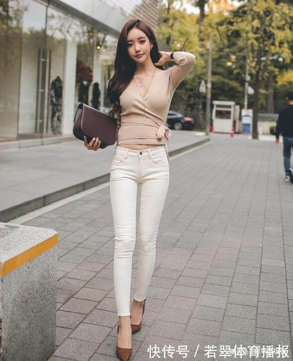 身姿 阳光朝气的牛仔裤美女，展现婀娜身姿，魅力十足！