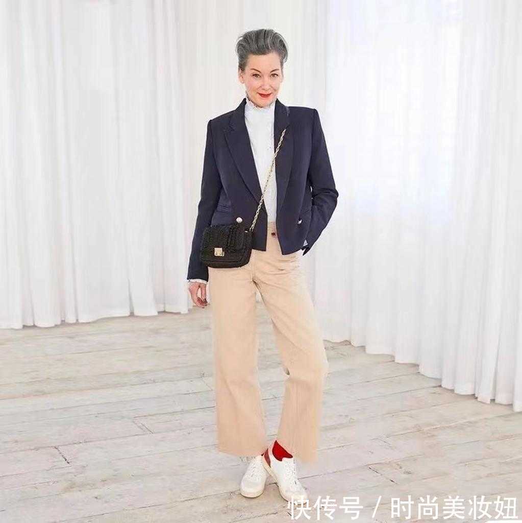 大衣 这位49岁阿姨太会穿了,每一套都高级洋气,年轻人该学一学