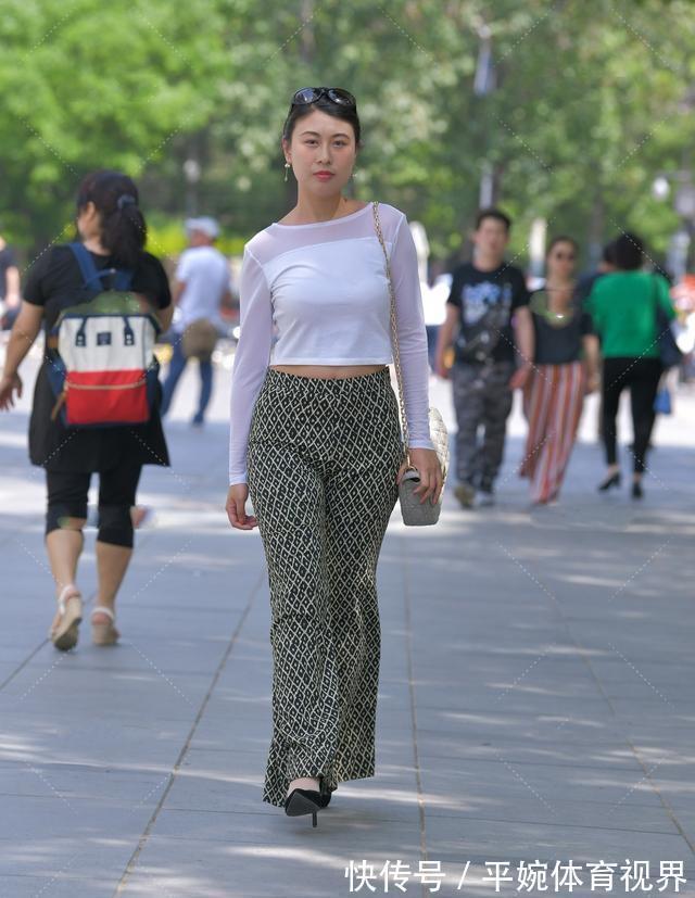 弹力 漂亮有气质的瑜伽裤装扮时尚不失优雅,时尚大方又舒适,弹力十足