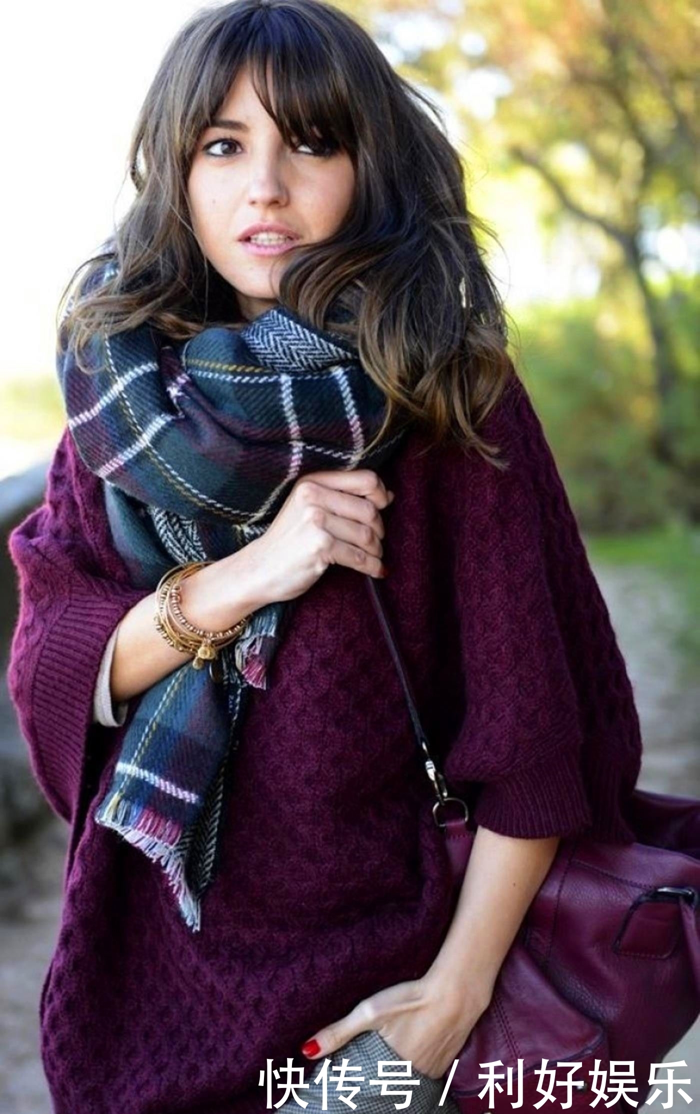 洋气的围巾戴法,抖音上非常的流行,爱美女生都这样围